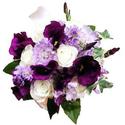 Фиолетовые лизиантусы и белые розы в стеклянной вазе