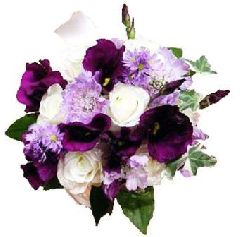 Фиолетовые лизиантусы и белые розы в стеклянной вазе